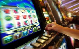 Simbol kerahasiaan data dan perlindungan informasi pada platform digital